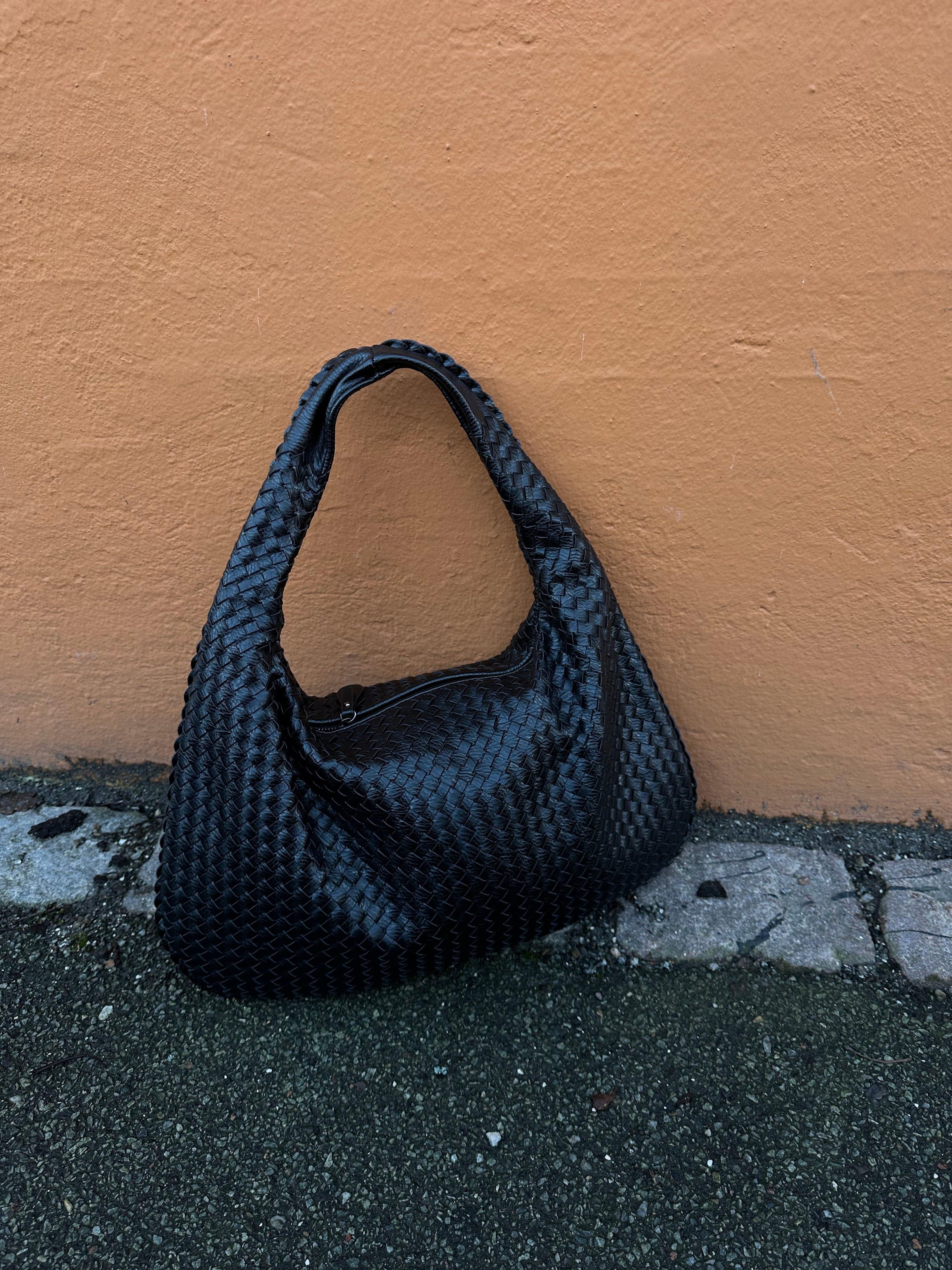 What's in my Charlotte Elizabeth handbag? – Sakara Dee