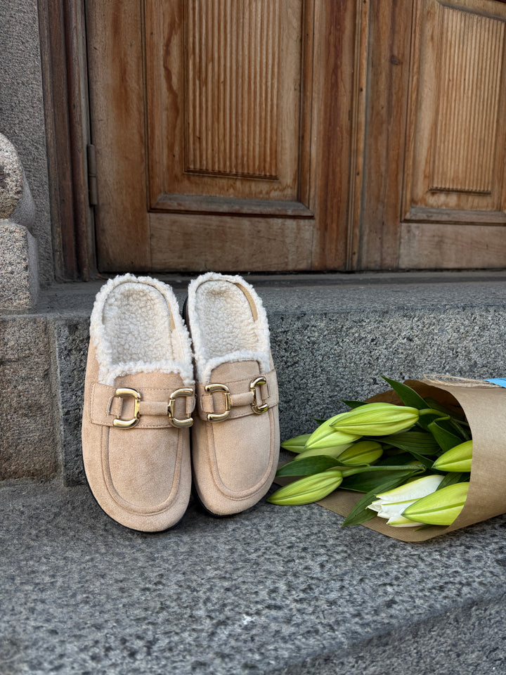 Nathalie Buckle Teddy Slippers - Beige