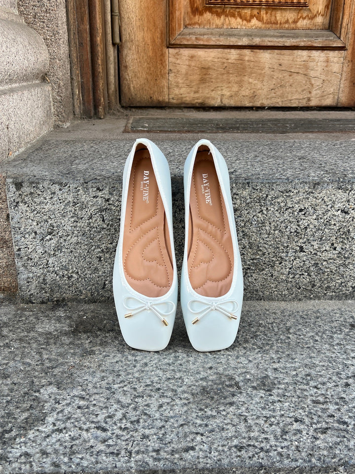 Preloved Vera Shiny Ballerina - White